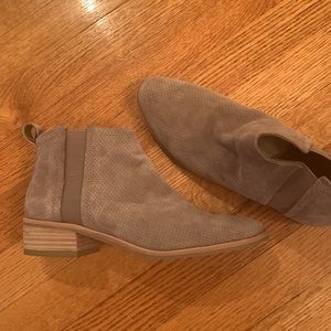 Dolce Vita dark Taupe , Suede perforated Ankle Bootie